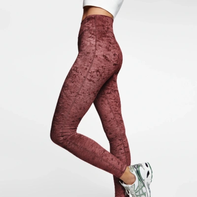 legging velours frappé rouge amaretto taille haute coupe sportive femme vue de profil