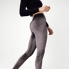 Legging velours lisse Brun Cendré, Coupe Classique Gros plan sur le velours marron taupe Brun Cendré – Pattes de Velours