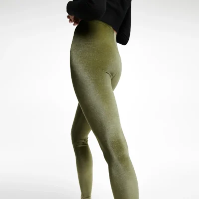 Legging pour femme en velours lisse vert kaki Army Green vu de trois quarts dos, détail de la taille et des reflets du velours